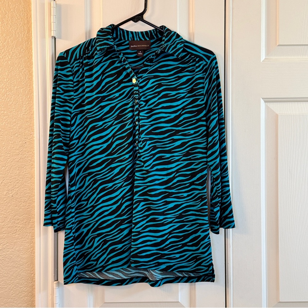 Dana Buchman Women's Teal with Black Zebra Print Blouse Size Small, 3/4 Buttons